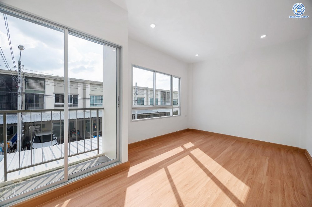 บ้านมือสองตกแต่งใหม่ โครงการ ลุมพินีทาวน์วิลล์ ราชพฤกษ์-นครอินทร์ เนื้อที่ 17.5 ตร.ว. ฟังก์ชัน 3 ห้องนอน 2 ห้องน้ำ จอดรถได้ 2 คัน บรรยากาศโครงการมีความเป็นส่วนตัว พร้อมสิ่งอำนวยความสะดวกโครงการครบครัน บนทำเลดีเชื่อมต่อเข้าเมืองได้ง่าย ทั้งถนนราชพฤกษ์ ถนนนครอินทร์ จุดขึ้นทางด่วน "ศรีรัช"...